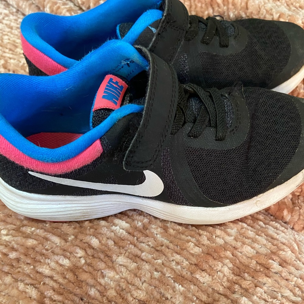 🦋✨ Colorblocked Girls’ Nike’s!